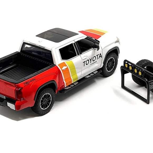 MIJO 2023 Toyota Tundra TRD Off-Road 4×4 1:24 White / Red H08555R-MJS01 - Picture 2 of 3